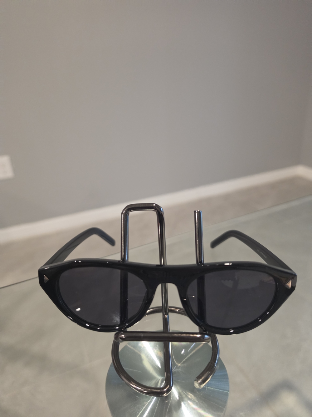 Black Cat-Eye Women's Sunglasses - Classic UV Protection